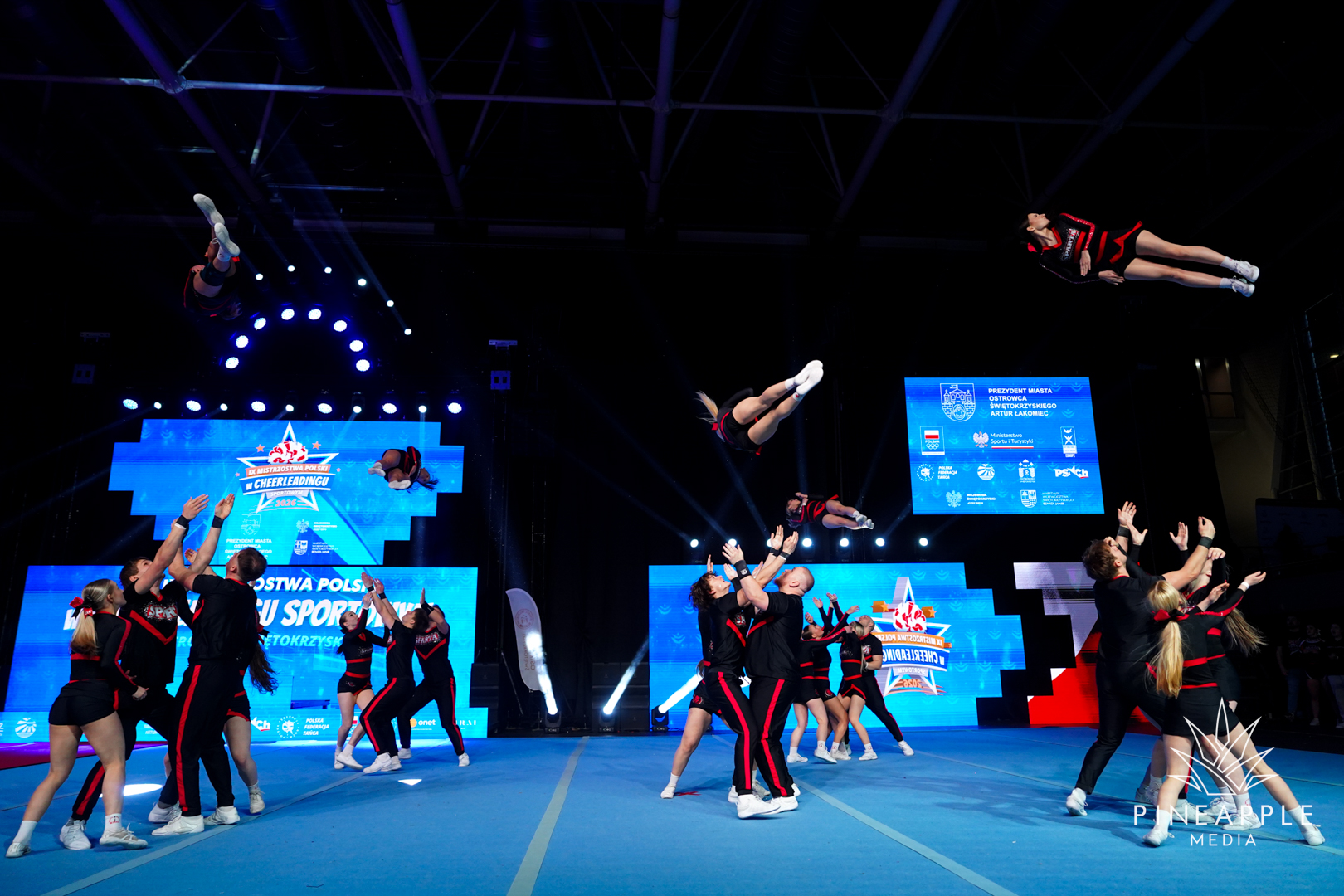 Od rekreacji do sportu - jak cheerleading sportowy przeszedł w Polsce drogę od stereotypów do profesjonalnej dyscypliny.